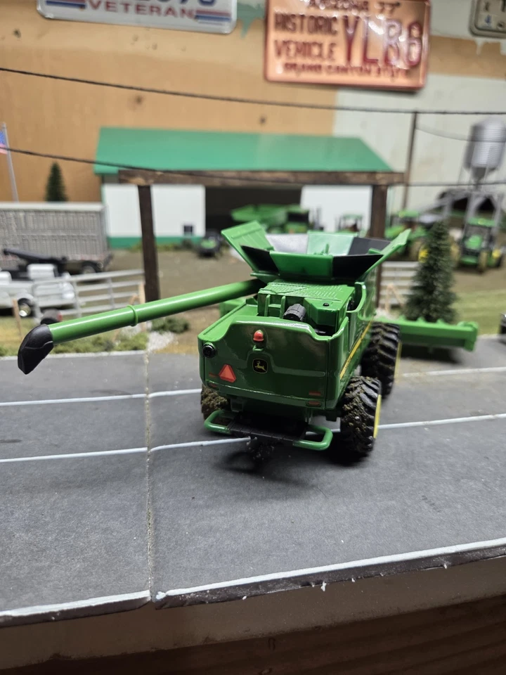 ERTL John Deere S680 Combine 1/32 Scale - Image 2 of 4