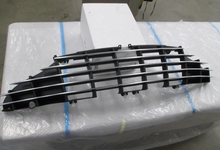 New ASTON MARTIN DB11 OEM FRONT BRIGHT SILVER FRONT GRILLE