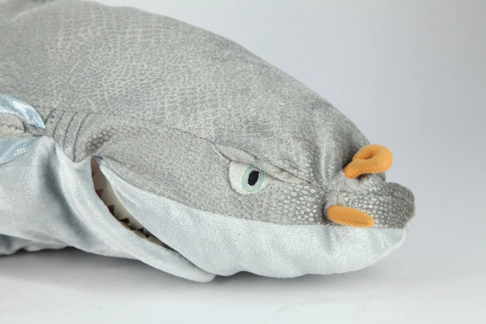 Disney Store Talking Plush Chum Shark 22” Marioneta de Mano Relleno Encontrar Etiquetas Nemo Foto 2 de 4