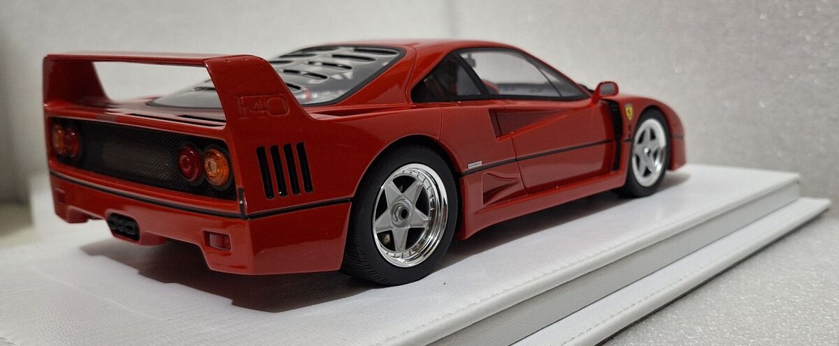 Ferrari F40 Red 1987 with Show Case and Base in Leather 1:18 Ferrari F40 Red 1987 with Show Case and Base in Leather 1:18
