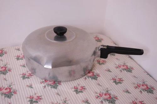 Wagner Ware Sidney O Magnalite 10 1/2" Fryer Skillet + Lid  4569-P Double Spout