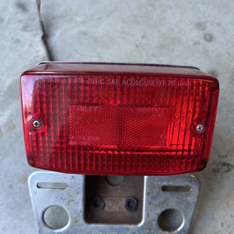 Задний тормозной фонарь с кронштейном для номерного знака 1979 - 1982 Honda CX500C - Изображение 4 из 4