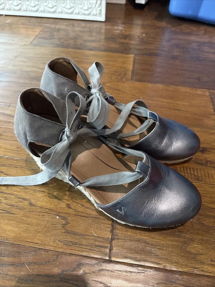 Zapatos de cuña Vionic Kaitlyn plateados metálicos, talla 9,5 con envoltura al tobillo usados buenos Foto 3 de 4