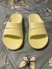 Oofos Ooahh Comfort Slide Womens Size 8- Yellow Recovery Sandals, Mens 6.