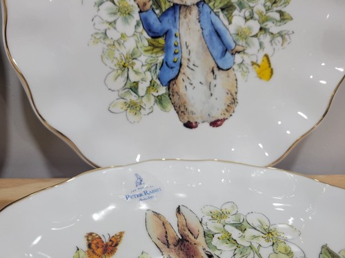 ZRIKE Peter Rabbit Classic 10" Scalloped Gold Trim Dinner Plates - Set of 4 - Picture 3 of 7