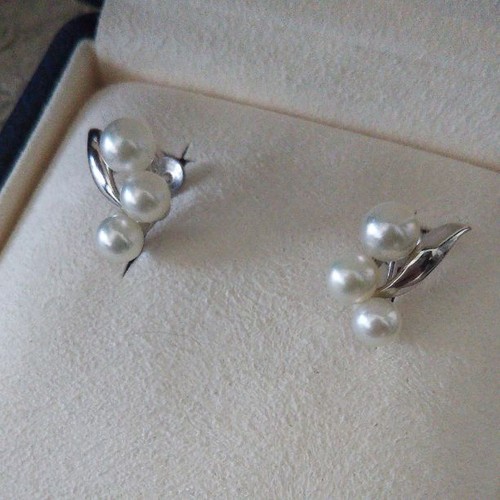 MIKIMOTO Akoya Pearl Silver Earrings with Case Box - Picture 3 of 12