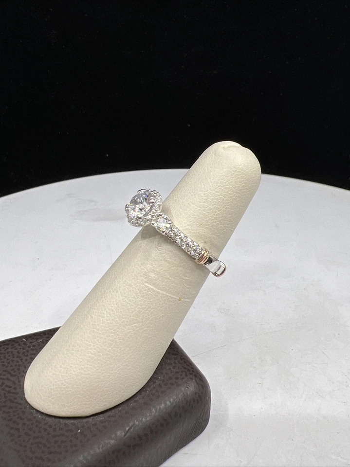 Anillo de compromiso parisino de diamantes Verragio con centro de circonita cúbica de 5,8 mm de oro amarillo de 14 k Foto 3 de 4