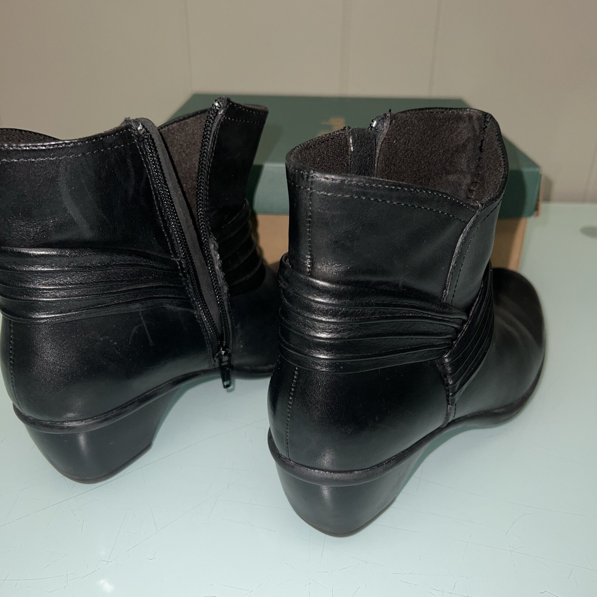CLARKS Black Leather Zip Ankle Boots Womens Sz 9 M 36797 Wish Mood