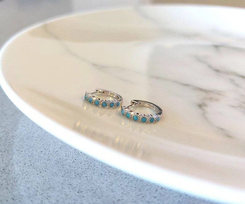 Pendientes de aro pequeños delicados Huggie de turquesa de laboratorio de plata de ley 925 (en pareja) Foto 3 de 4