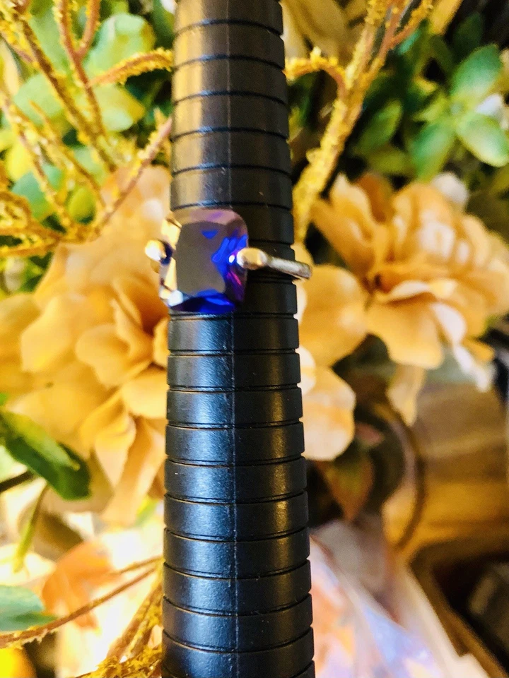 Anillo de piedra amatista en montura de plata de ley.  Foto 2 de 4