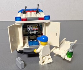 LEGO 7890 Ambulance + 7902 Doctor's Car Minifigs City