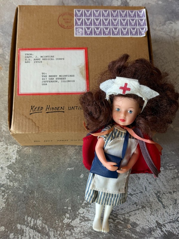 PLEASANT COMPANY American Girl MOLLY Christmas Box w/ Nurse Doll (see descript)