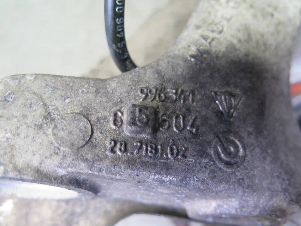 Porsche 911 996 Carrera 1999-2005 4 tracción trasera eje delantero derecho nudillo cubo rueda Foto 3 de 4