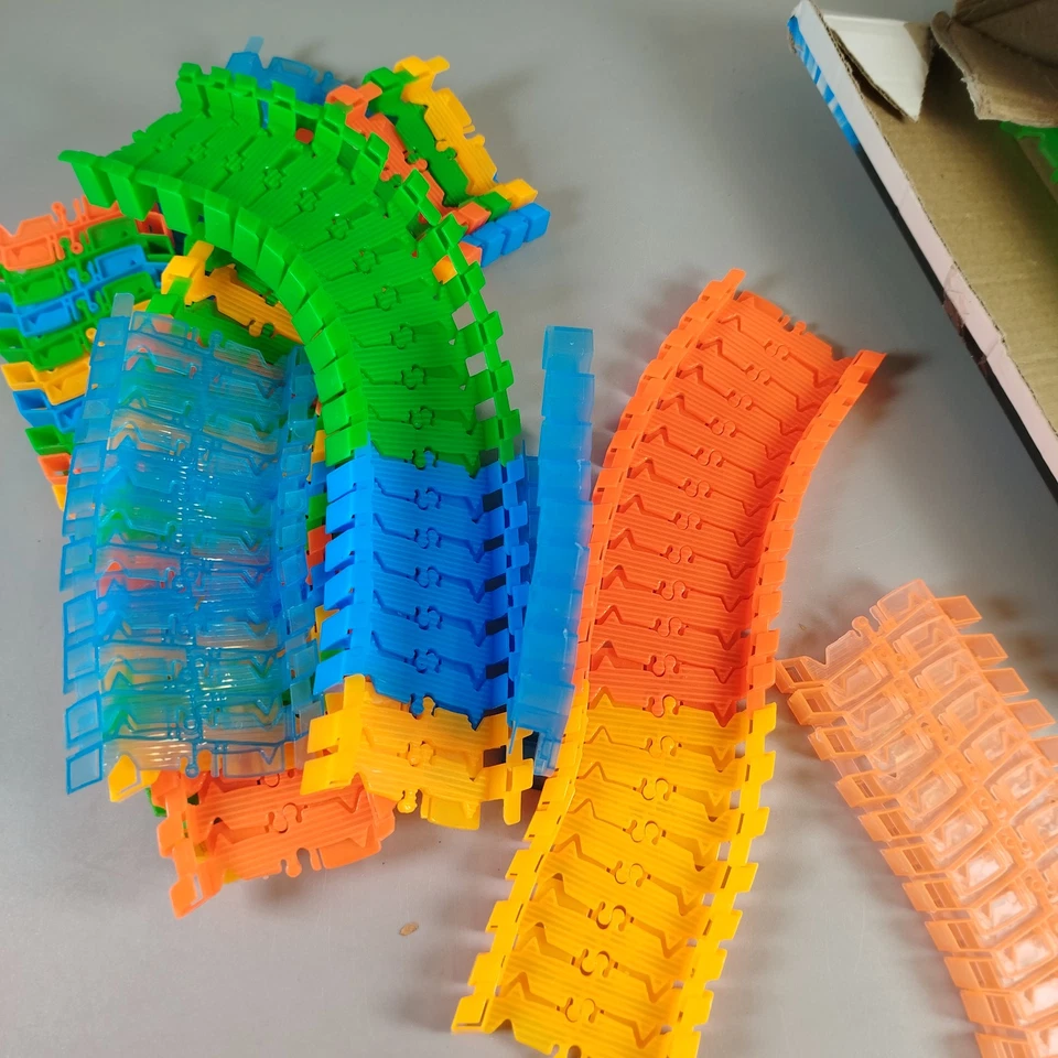 Flexibles Magic Tracks Rennbahnset - 220 Teile, leuchtet im Dunkeln - Bild 2 von 4