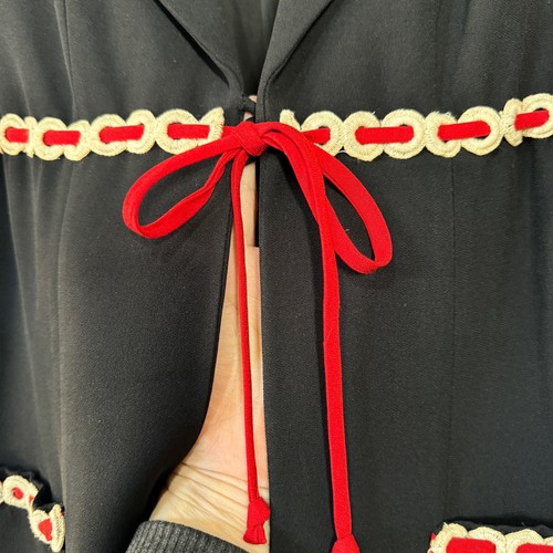 Blazer Moschino Barato y Chic Negro Rojo Corbata 8 Usado en Excelente Condición Retro De Colección Hecho en Italia - Imagen 6 de 16
