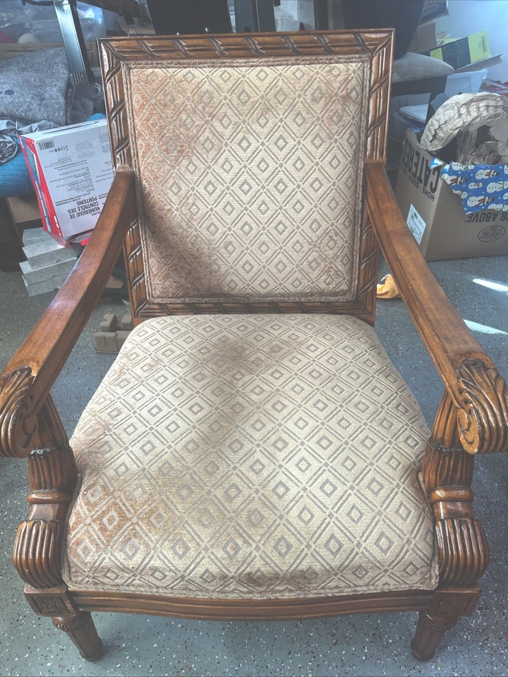 Silla antigua estilo Luis XV con madera tallada Foto 3 de 4