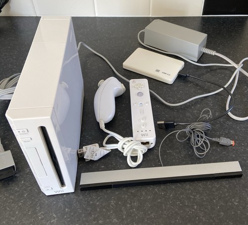 Weiße Wii Konsole *komplettes Setup* funktionierendes optisches Laufwerk 64GB SD-Karte 500GB HDD - Bild 1 von 9