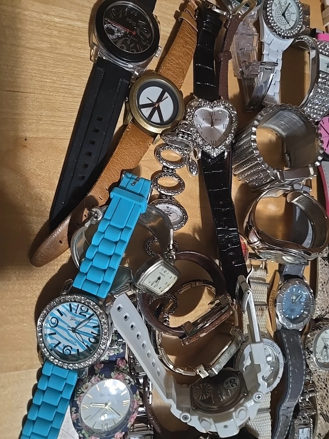 Lotto 50 orologi donna abito e stile Invicta Sperry Ginevra Swatch Kate Spade ecc