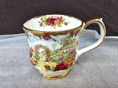中古   OLD COUNTRY ROSES 英国製陶磁器 Old Country Roses by Royal Albert - 1986 25th Anniversary Teacup