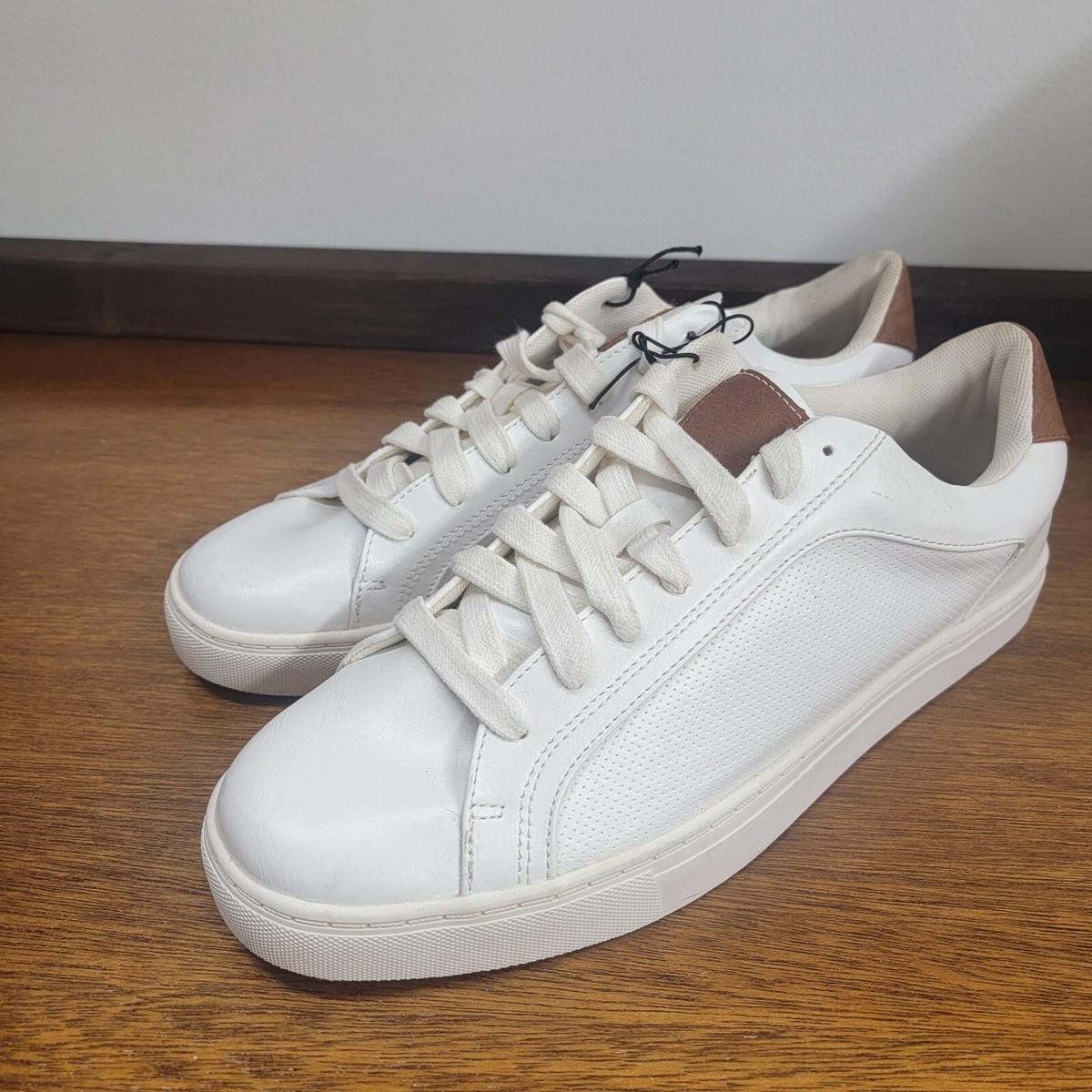 Madden NYC Mens White Faux Leather Lace Up Court Sneakers  display picture 1