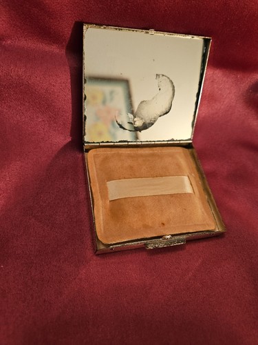 Polvere ottone vintage compatta con specchio mappa del Massachusetts incisa sul coperchio - Foto 3 di 9