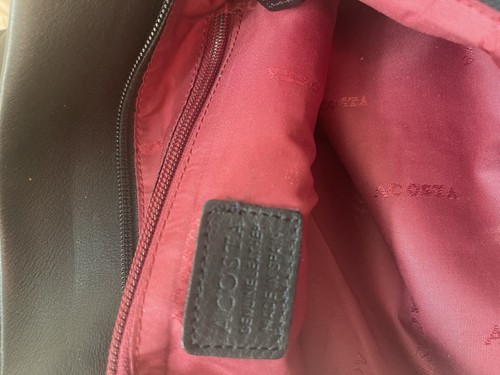 Bolso de hombro Acosta de cuero negro estilo cubo con acento de costuras rojas - Imagen 10 de 13