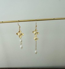 Orecchini asimmetrici floreali con vere perle 