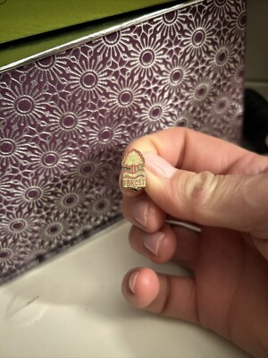 Earest Pin