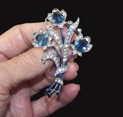 Broche aérosol floral triple saphir bleu pavé vendu et émail TRIFARI « Alfred Spaney »