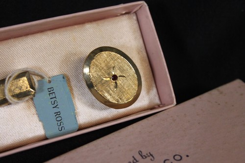 Vtg Betsy Ross Cufflink and Tie Bar Set Lot Unused in Gift Box Red Stone Gold - Picture 4 of 10