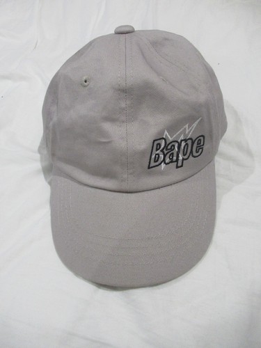 Berretto da baseball A BATHING APE colore è grigio chiaro in ottime condizioni