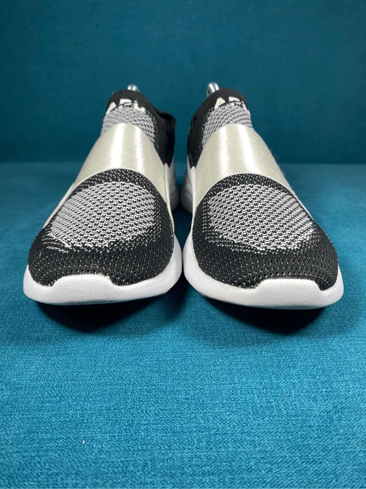 Size 9.5 - Women’s APL Techloom bliss black and white shoes Foto 4 de 4