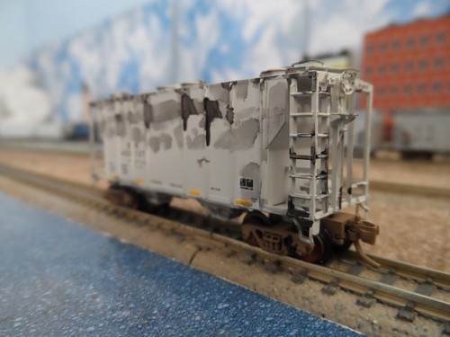 N Scale 2 - bay Covered Hopper ATHEARN Custom Weathered MTL - Picture 6 of 23