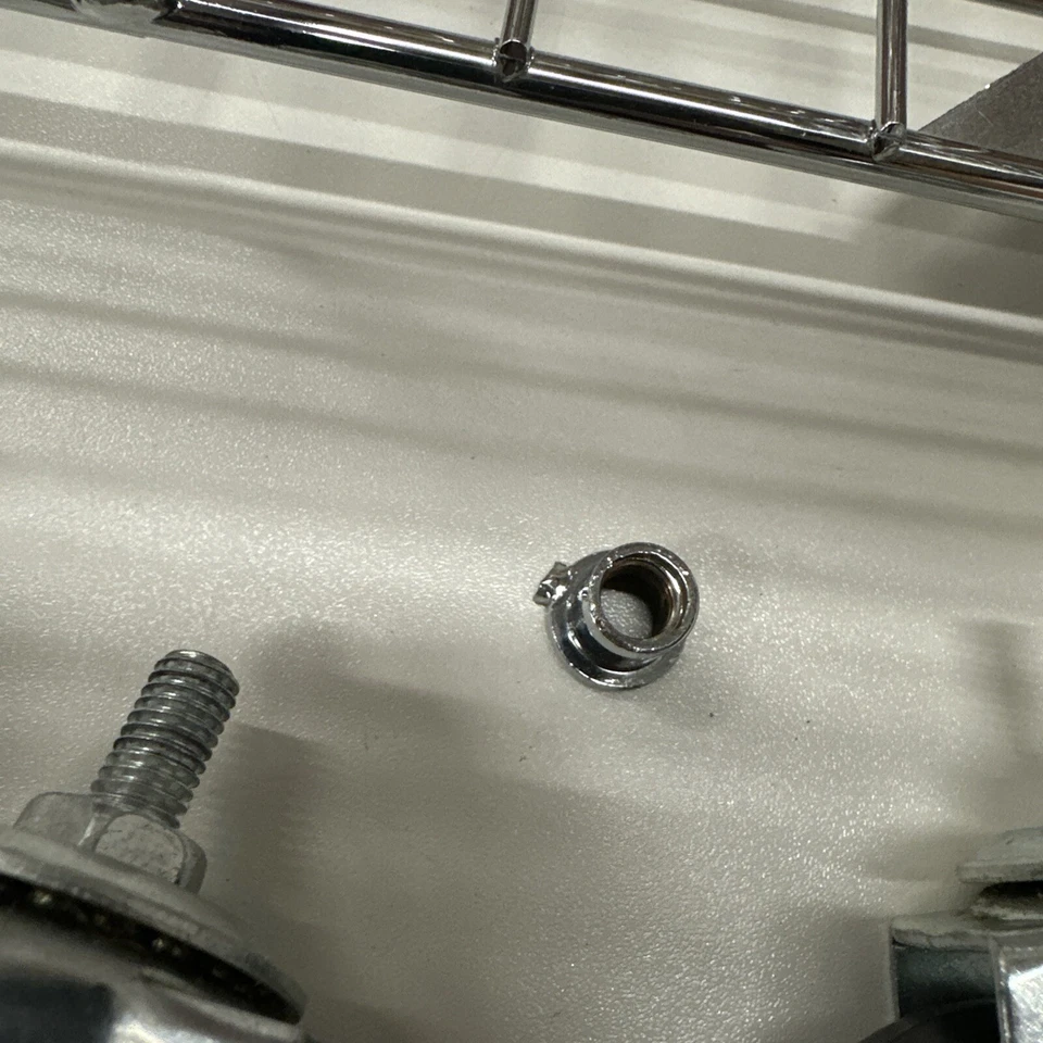 Cesta cromada Pottery Barn 18" cuadrada, 24,5" h ruedas DEVOLUCIÓN/sin revestimiento/pie roto Foto 3 de 4