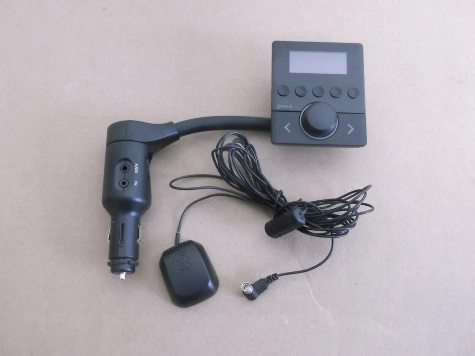 XM SNAP SATELLITE RADIO XSN1 WITH ANTENNA POWERS UP - Image 2 of 4