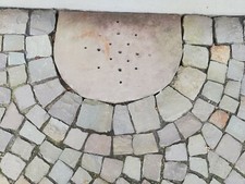 Naturstein Schachtabdeckung mit Entl&uuml;ftungsl&ouml;cher, Sandstein beige