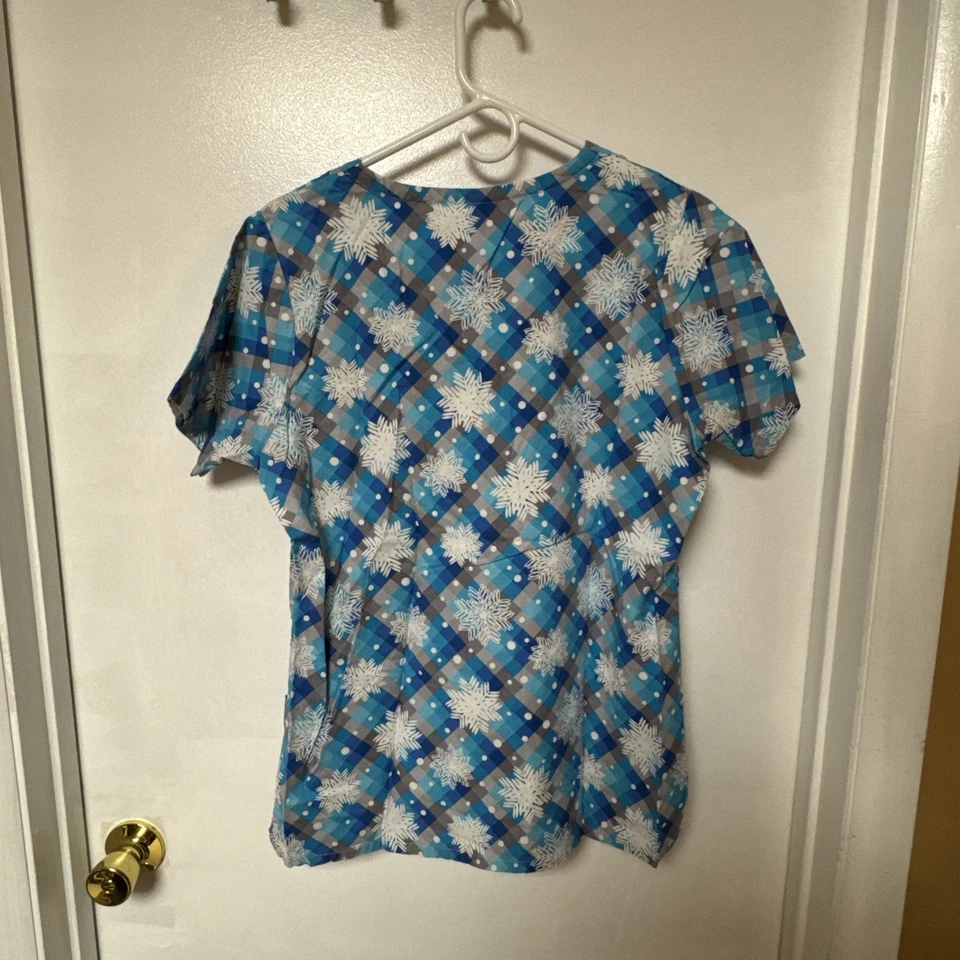 Scrub Works Scrub Top – Blue Snowflake Winter Print (M) – Used Good - Image 3 of 3