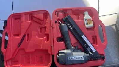 Carpentry 351.184040 Pneumatic Finish Nailer with Carrying Case