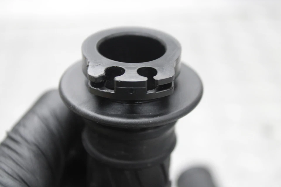 Suzuki GW250F 2015 agarre izquierdo y tubo de agarre del acelerador derecho  Foto 4 de 4