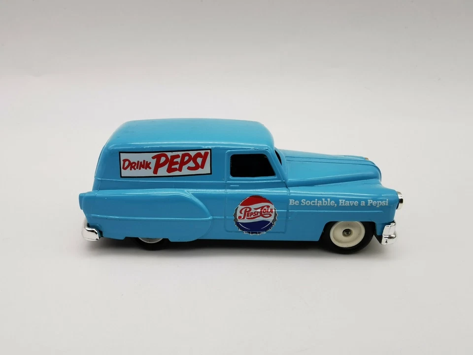 Lledo Days Gone 1/43 Pontiac Delivery van drink Pepsi - Photo 1/4