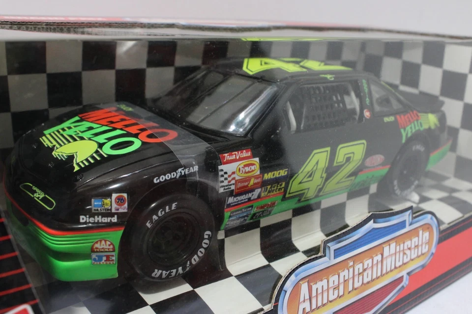 KYLE PETTY 1992 ERTL #42 MELLO AMARILLO 1/18 2020 KB M&Ms 2005 Ice Age 2005 Robby Foto 2 de 4