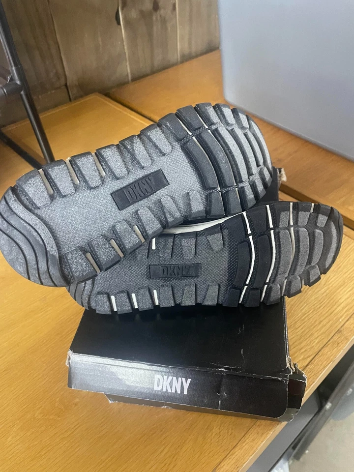 Zapatillas DKNY Little Kids EE. UU. Talla 5 Danni Dino Negro/Rojo Estilo Foto 2 de 4