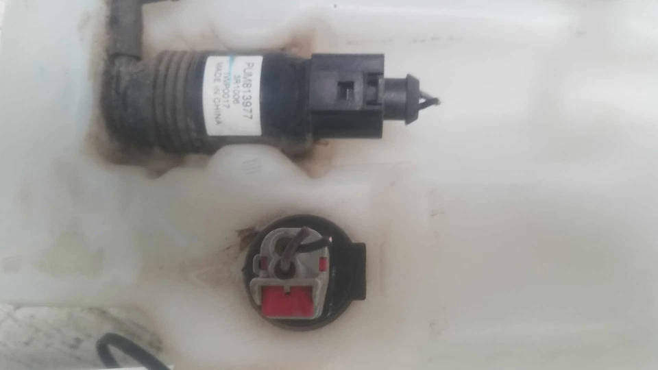 15 16 17 18 19 CHEVY SILVERADO 1500 Washer Bottle - Image 2 of 2