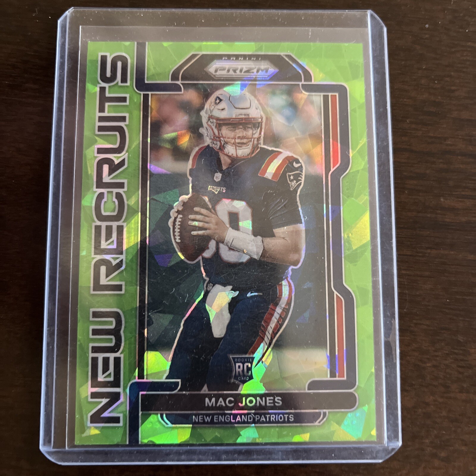 2021 Panini Prizm Mac Jones New Recruits Green Cracked Ice Rookie SSP Patriots