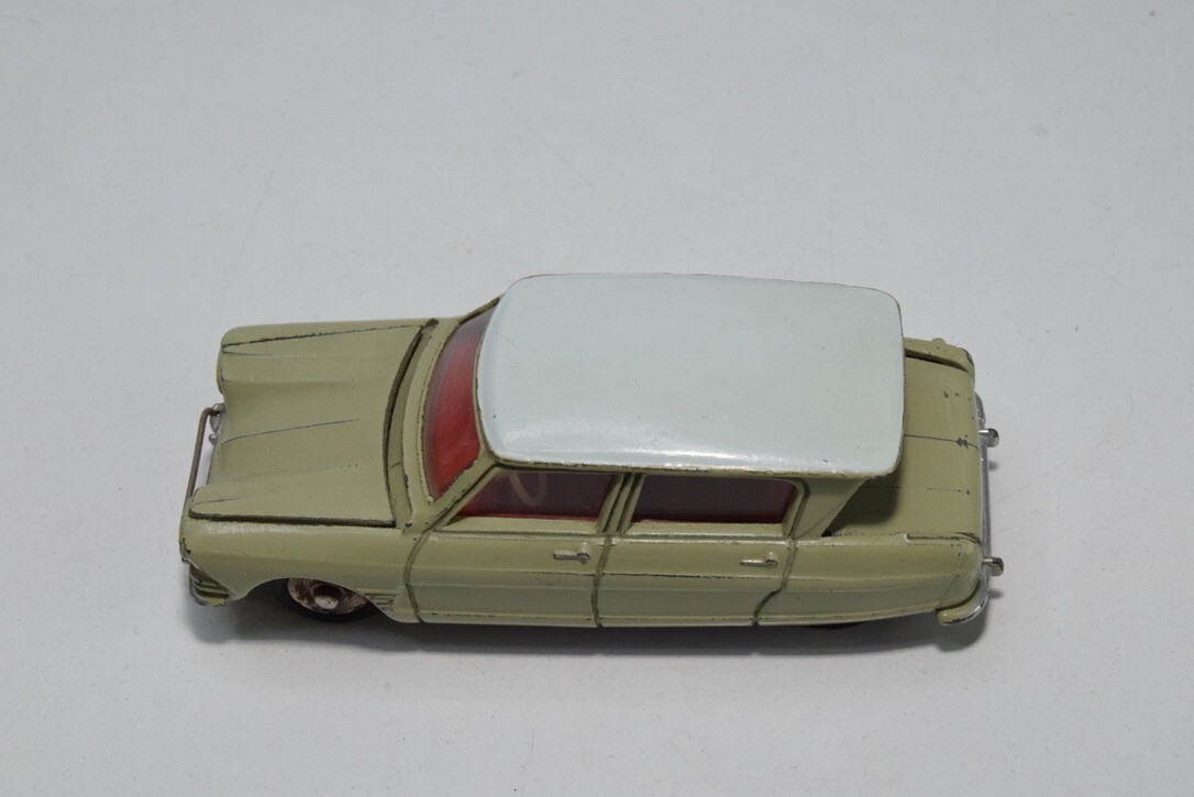Dinky Toys 557 – Citroën 3CV Ami6 1962, échelle 1/43, Bleu Ciel Toit Blanc, Très Bel état
