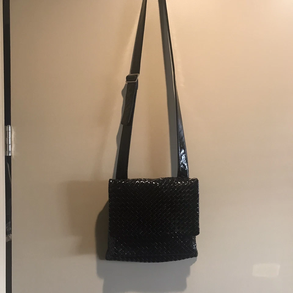 Bolsa tiracolo Timmy Woods Beverly Hills preta tecido couro envernizado vintage  - Imagem 2 de 4