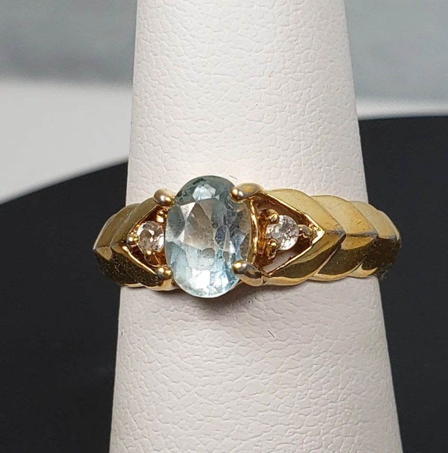 Anillo diseñado chapado en oro de 18k de acero inoxidable topacio azul claro y circonita cúbica talla 5 Foto 4 de 4