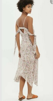 topshop midi dress with ruffles in ditsy floral Topshop Women's Size 6 Ditsy Floral V Neck Ruffle Cut Out Back Mini Dress