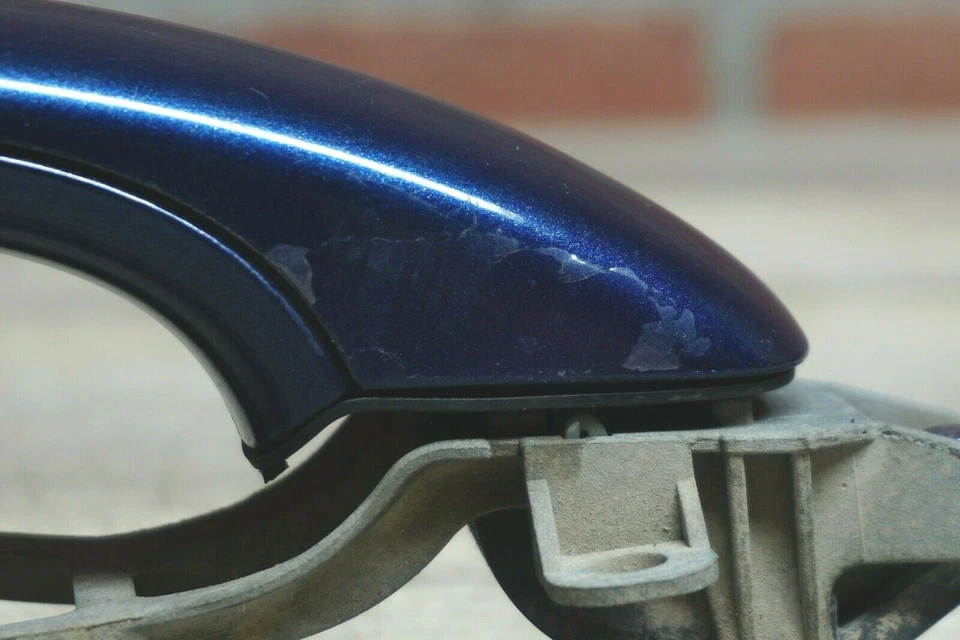 СИНИЙ ОРИГИНАЛЬНЫЙ ЛЕВЫЙ КРОНШТЕЙН РУЧКИ ЗАДНЕЙ ДВЕРИ 2004-2010 VOLKSWAGEN TOUAREG 7 Л - Изображение 3 из 4