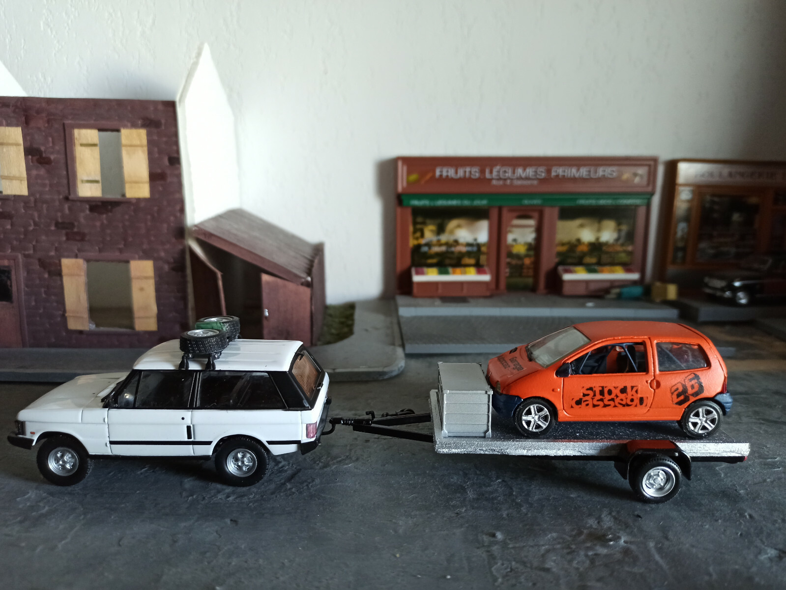 Miniature 1/43 Range Rover avec remorque et Renault Twingo racing en vitrine